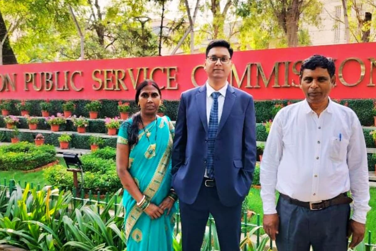 UPSC Success Story: झारखंड में अखबार बांटने वाले का बेटा बना अफसर, पिता रोक नहीं पाए आंसू, देखें VIDEO