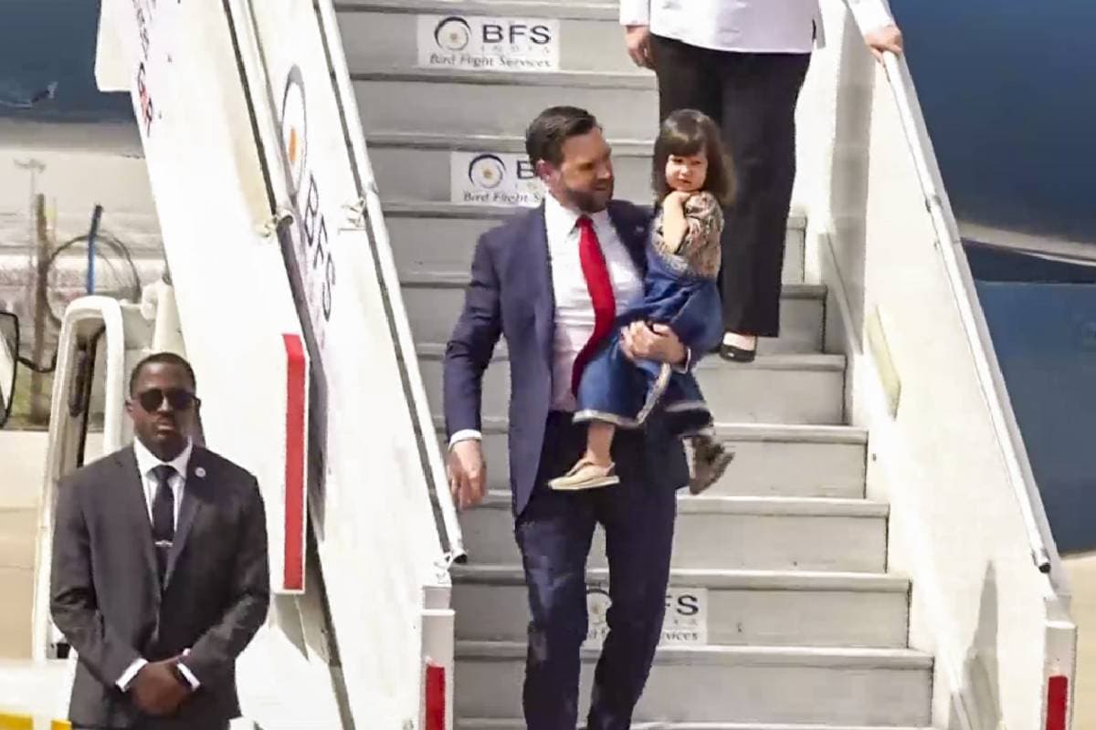 Video : कुर्ता–पजामा में बेटे, बेटी गाउन में, अमेरिका के उपराष्ट्रपति वेंस का अलग ढंग से हुआ स्वागत