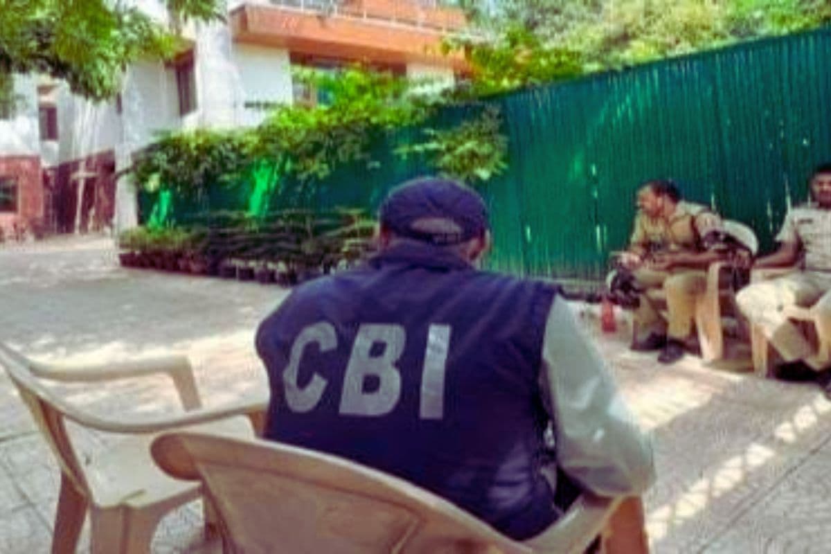 Bihar News: बिहार के गया रेलवे स्टेशन पर CBI दो दिनों से कर रही छापेमारी, डिपो इंचार्ज को उठा कर साथ ले गई टीम