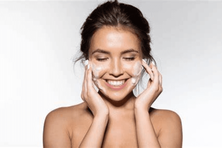 Best Face Wash For Skin: क्या आप सही फेसवॉश चुन रहे हैं? जानें अपनी स्किन टाइप के हिसाब से बेस्ट ऑप्शन