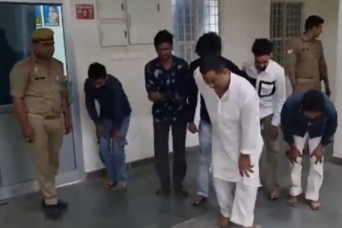 लड़की से छेड़छाड़, पुलिस ने दी ऐसी सजा कि लंगड़ाने लगे अपराधी, वीडियो वायरल