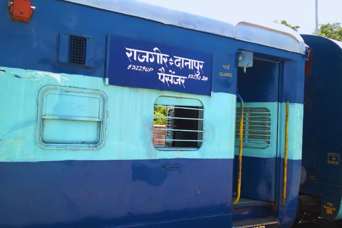 Bihar News: दानापुर-राजगीर ट्रेन में यात्रियों के साथ मारपीट, पत्थर से किया हमला, 3 घायल
