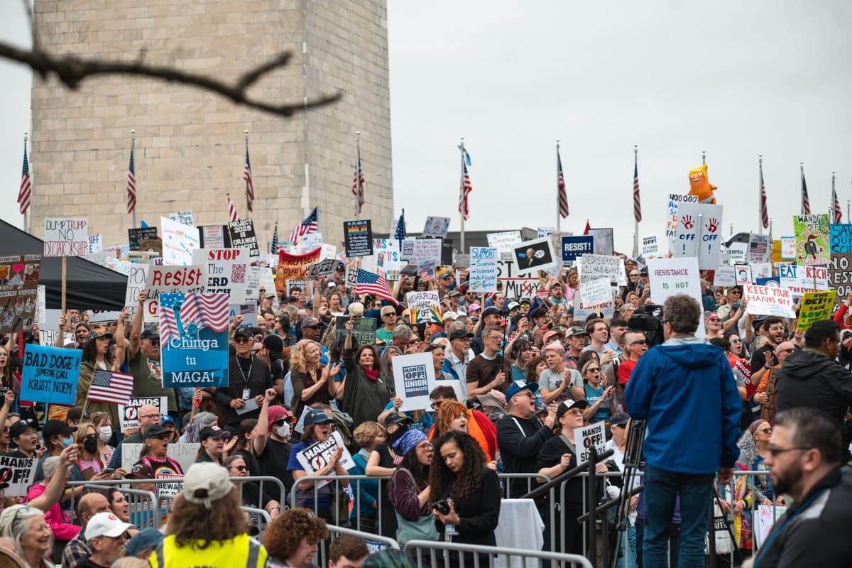 अमेरिका में 'हैंड्स ऑफ' का तूफान, डोनाल्ड ट्रंप के खिलाफ सड़कों पर उमड़ा जनसैलाब
