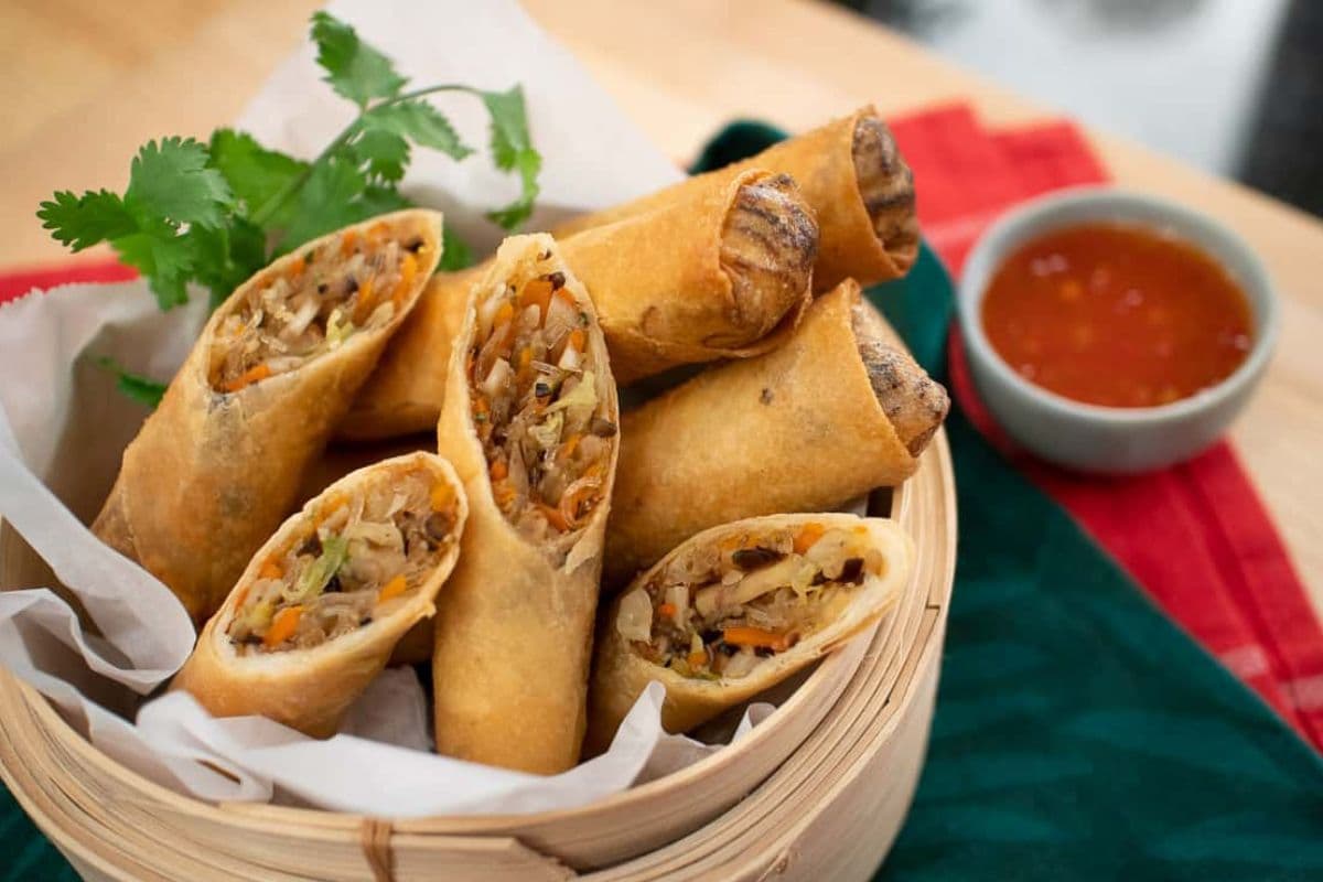 Veg Spring Roll Recipe: ऐसे बनाएं लजीज और कुरकुरे वेज स्प्रिंग रोल्स,हर बाइट में मिलेगा मजा