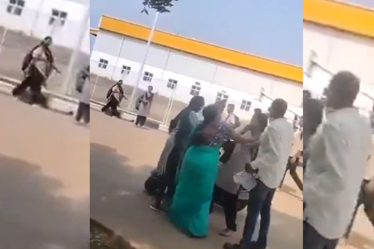 Vial Video: टीचर ने छीन लिया फोन तो छात्रा ने चप्पल से कर दिया हमला, दोनों में जमकर होने लगी मारपीट, वायरल हो रहा वीडियो