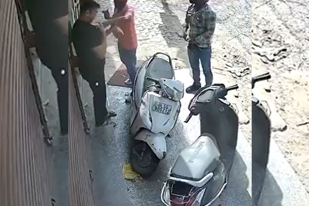 Viral Video: बंदूक की नोक पर दिनदहाड़े लूट, लाइव वीडियो हो रहा वायरल, क्राइम कैपिटल बनती जा रही दिल्ली