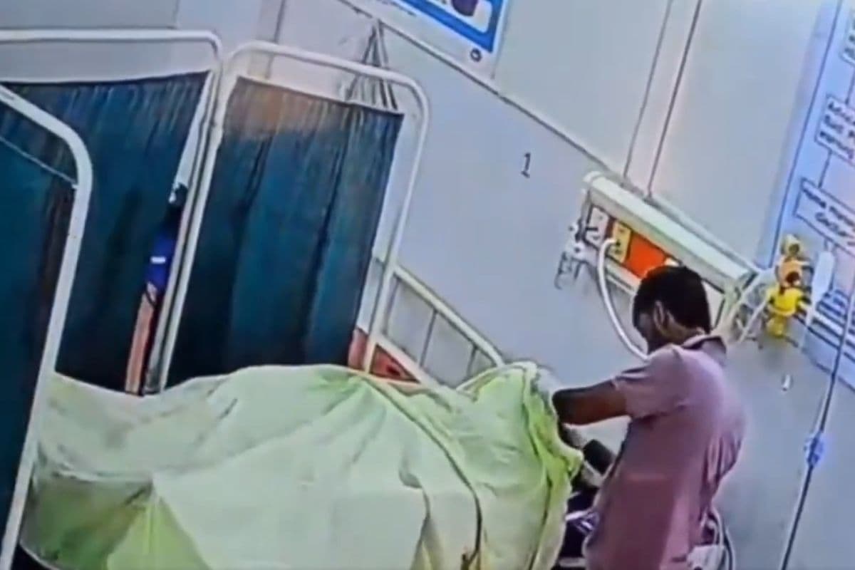 Viral Video: हाय रे लालच! मुर्दे को भी नहीं छोड़ा, कानों से चुरा ली सोने की बालियां, वायरल हो रहा वीडियो