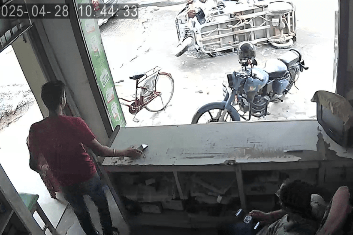 Video: देखते ही देखते पलट गई सवारियों से भरी ई-रिक्शा, CCTV फुटेज आया सामने
