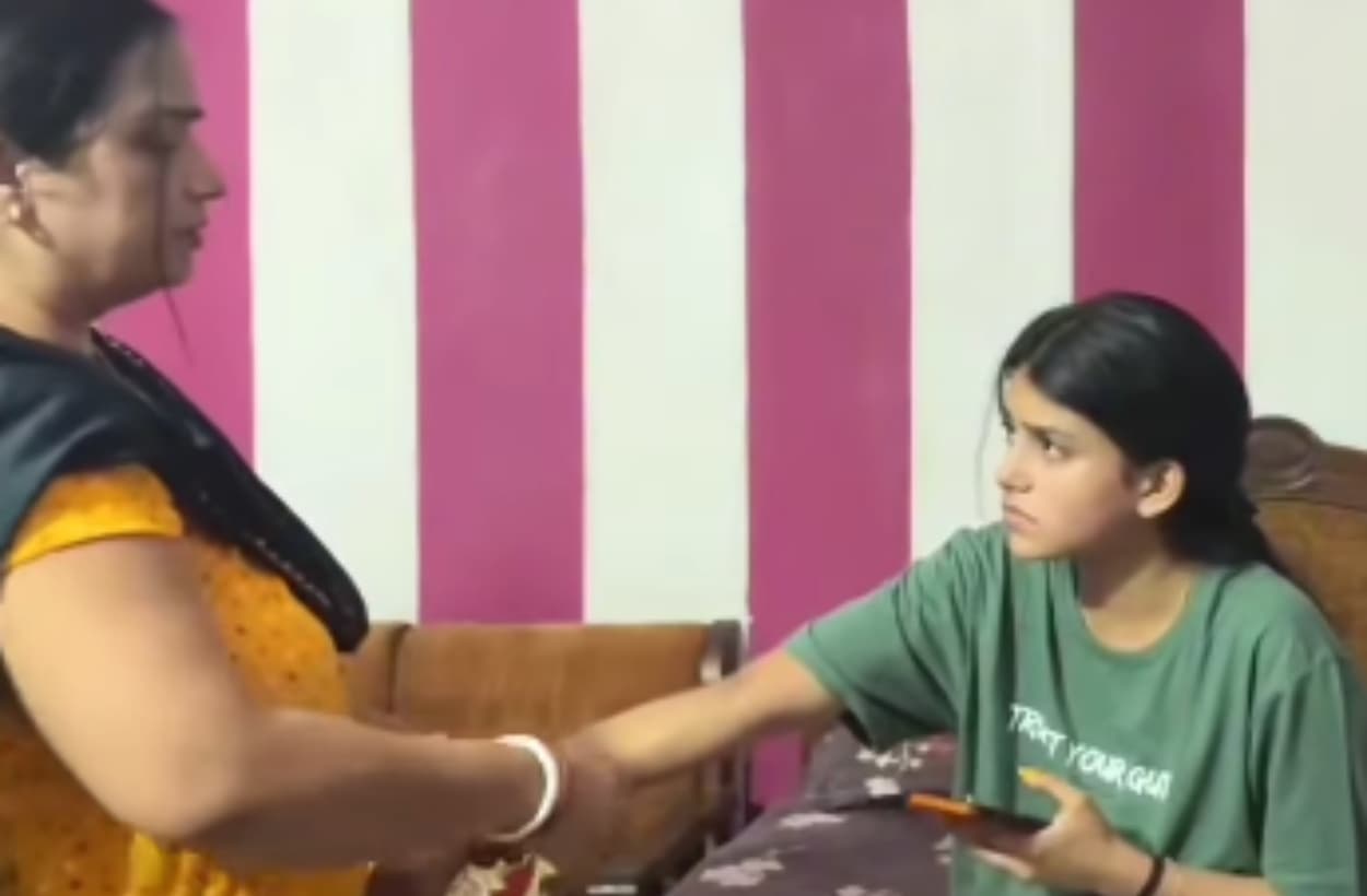 Viral Video:  बॉयफ्रेंड संग बात करते मां ने पकड़ा, दे दी ऐसी सजा… नहीं रोक पाएंगे हंसी