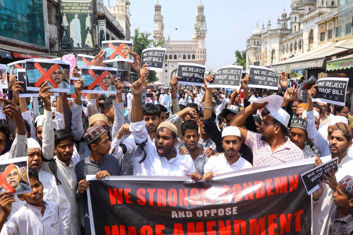 Waqf Amendment Act का जोरदार विरोध, कोलकाता में छात्रों का प्रदर्शन, मुंबई में AIMIM कार्यकर्ताओं ने खोला मोर्चा