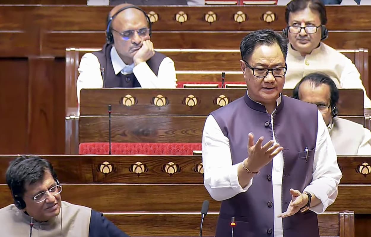 राज्यसभा में सरकार की अग्निपरीक्षा, किरन रिजिजू ने पेश किया वक्फ बिल