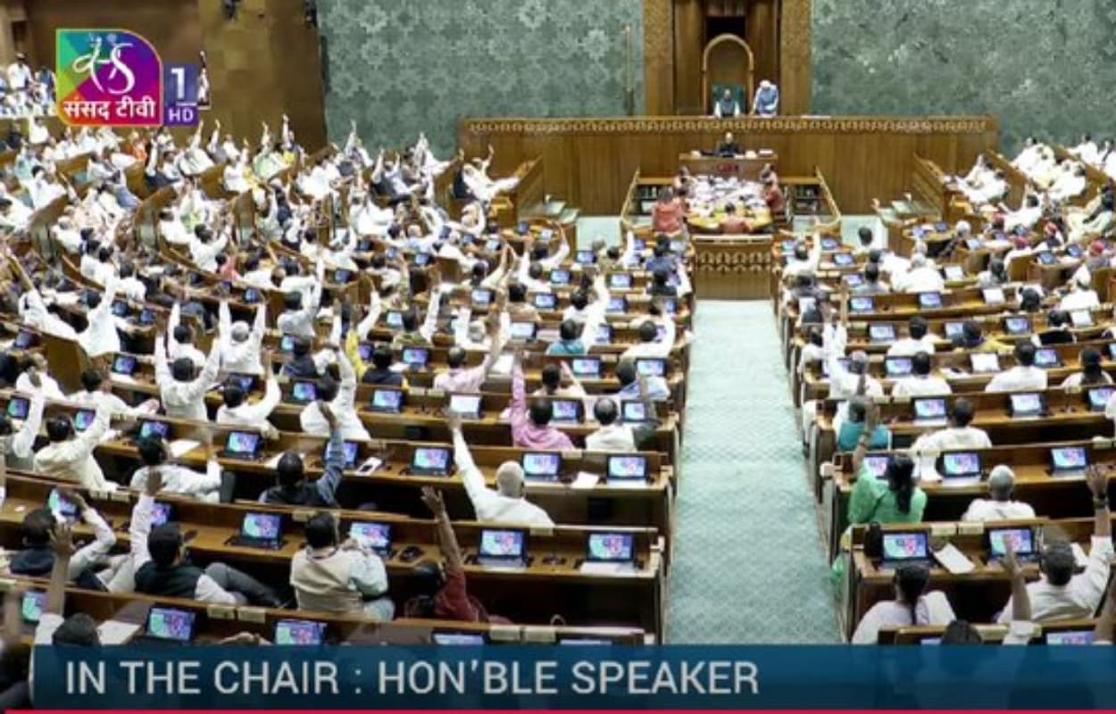 Waqf Bill: देर रात लोकसभा में पास हुआ वक्फ बिल, आज राज्यसभा में दिेखेगा दंगल