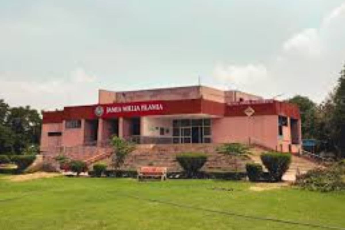 Waqf Bill: जामिया के छात्रों ने वक्फ विधेयक के खिलाफ किया प्रदर्शन, विधेयक की काॅपियां भी जलाईं