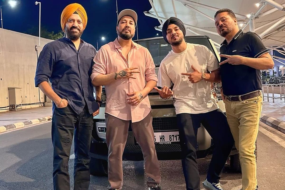 मीका सिंह ने अपने बचपन के दोस्त को गिफ्ट की लग्जरी कार, जानें इसकी कीमत