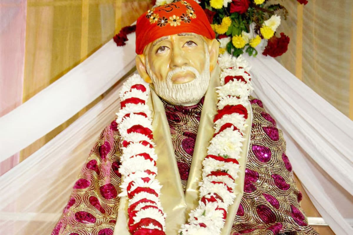 जब शब्द मौन से भारी हों, तो साईं बाबा की सीख को करें याद