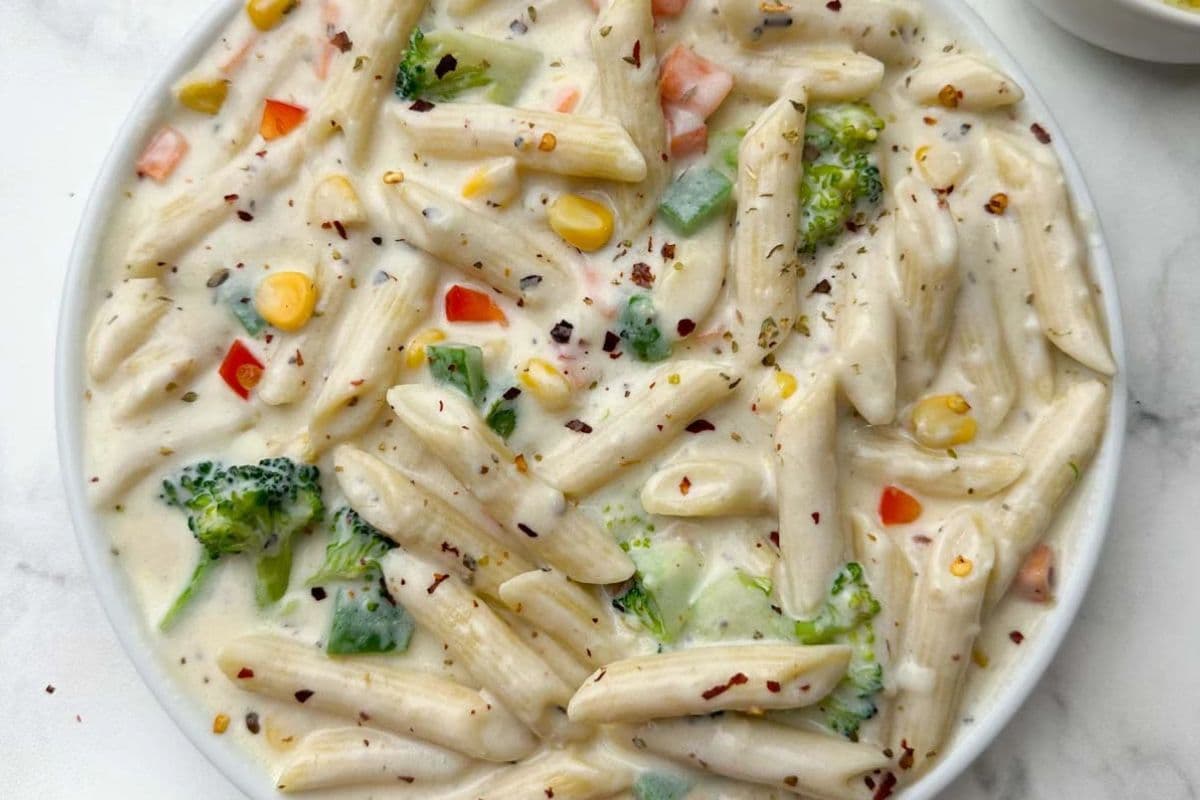 White Sauce Pasta Recipe: मिनटों में तैयार करें रेस्टोरेंट स्टाइल में व्हाइट सॉस पास्ता