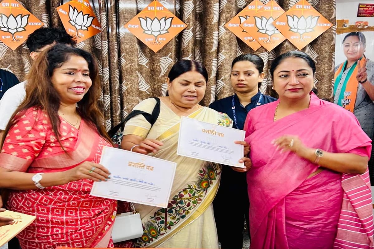 Women Award Ceremony: दिल्ली में उत्कृष्ट महिला सम्मान समारोह का आयोजन, बीजेपी महिला मोर्चा की प्रदेश मंत्री सुचिता सिंह हुईं सम्मानित