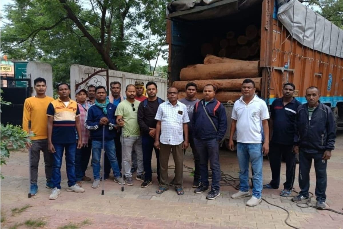 पश्चिमी सिंहभूम से 5 लाख की अवैध लकड़ी लदा ट्रक जब्त, माफिया और ड्राइवर फरार