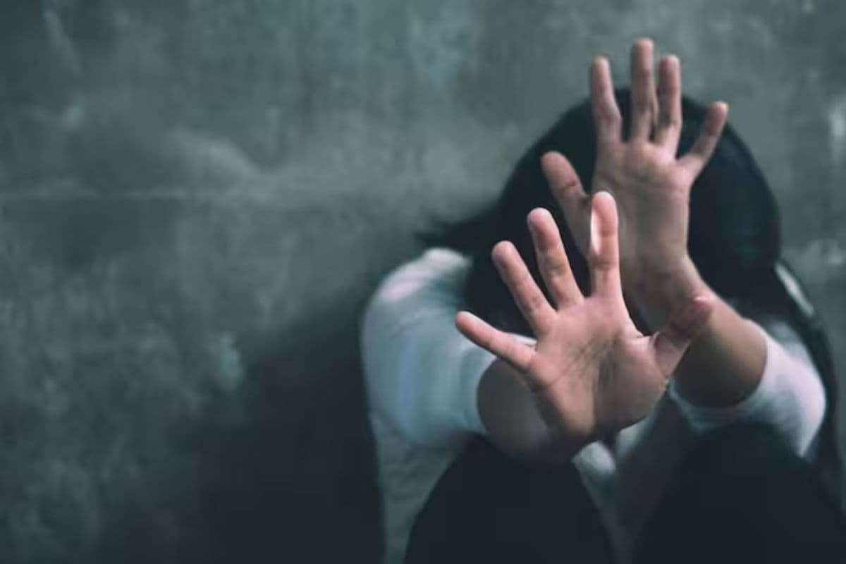 Bihar: छात्रा पहुंची तो कमरे में टूट पड़ा हैवान, महंगे शौक के लिए पति को छोड़ने वाली महिला करवाने लगी दुष्कर्म