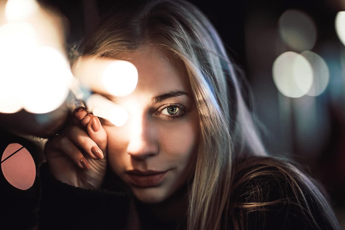 Beauty Tips: सोने से पहले नारियल तेल में मिला ले ये एक चमत्कारी चीज, सुबह चांद सा निखर उठेगा चेहरा