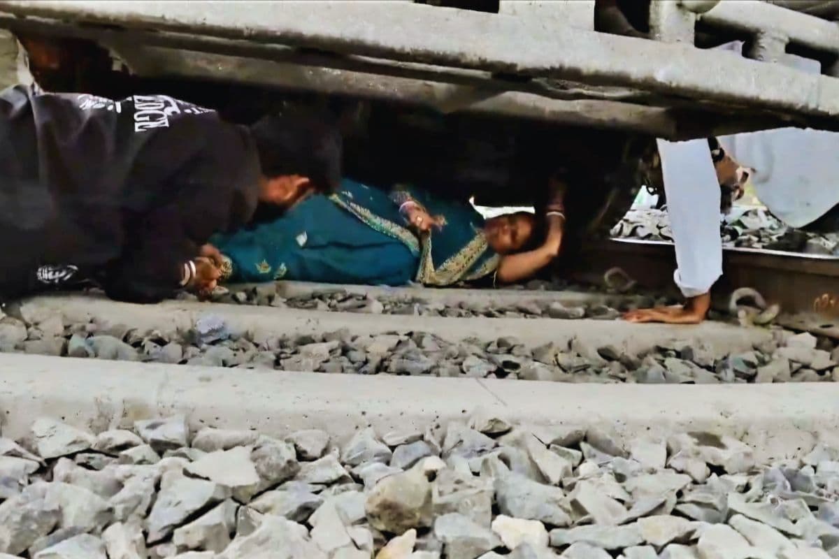 Viral Video: बिहार में चलती ट्रेन के सामने कूदी महिला, हाथ में क्यों ली थी आधार कार्ड? जानिए वजह