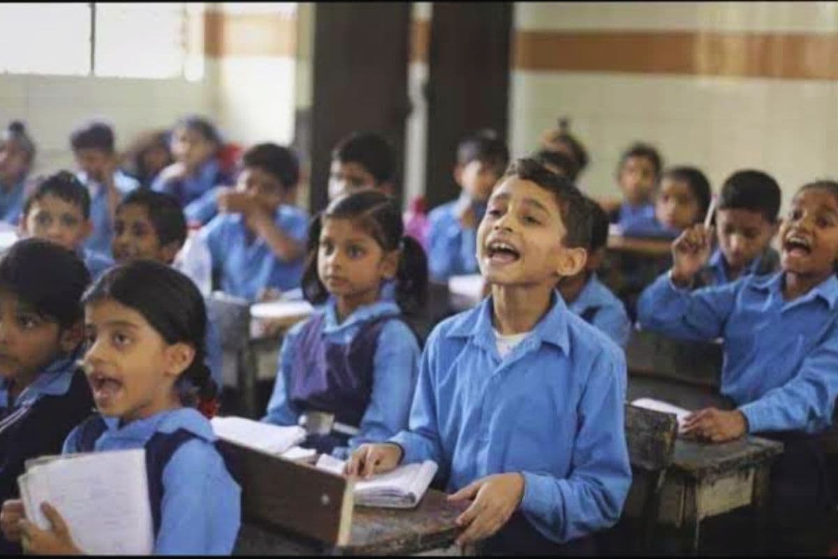 School in Bihar: बिहार के सरकारी स्कूलों में बच्चों की लगेगी ऑनलाइन हाजिर, पेन ड्राइव में मिलेगी पाठ्य सामग्री