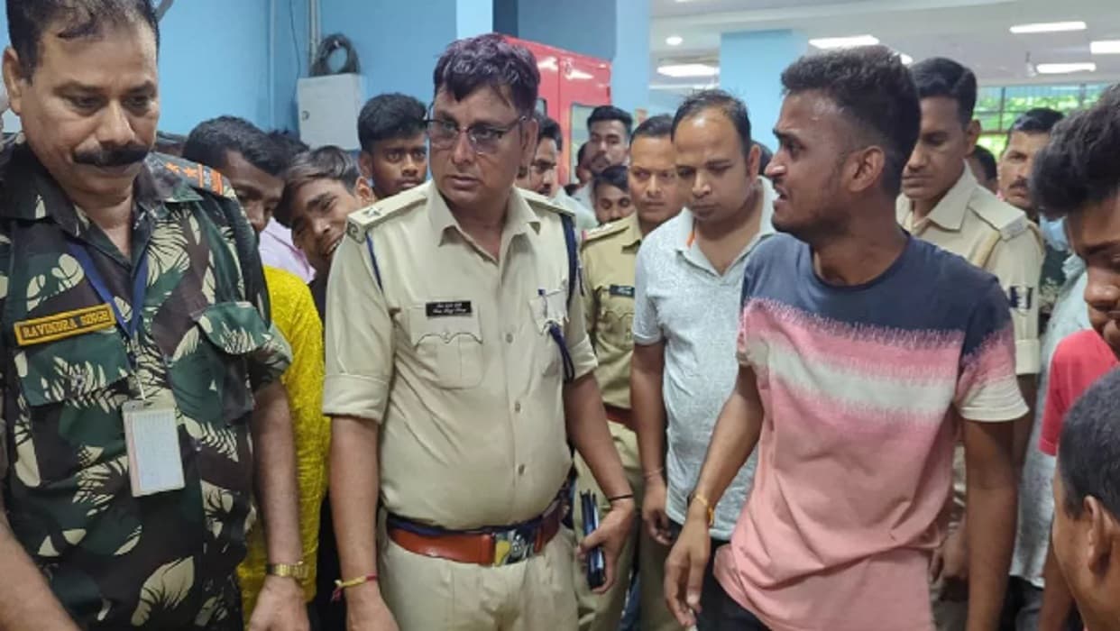 Bihar Crime: भोजपुर में बीच रोड पर मारी बैक टू बैक 6 गोली, गाय खरीदने जा रहे व्यक्ति का सरेआम मर्डर