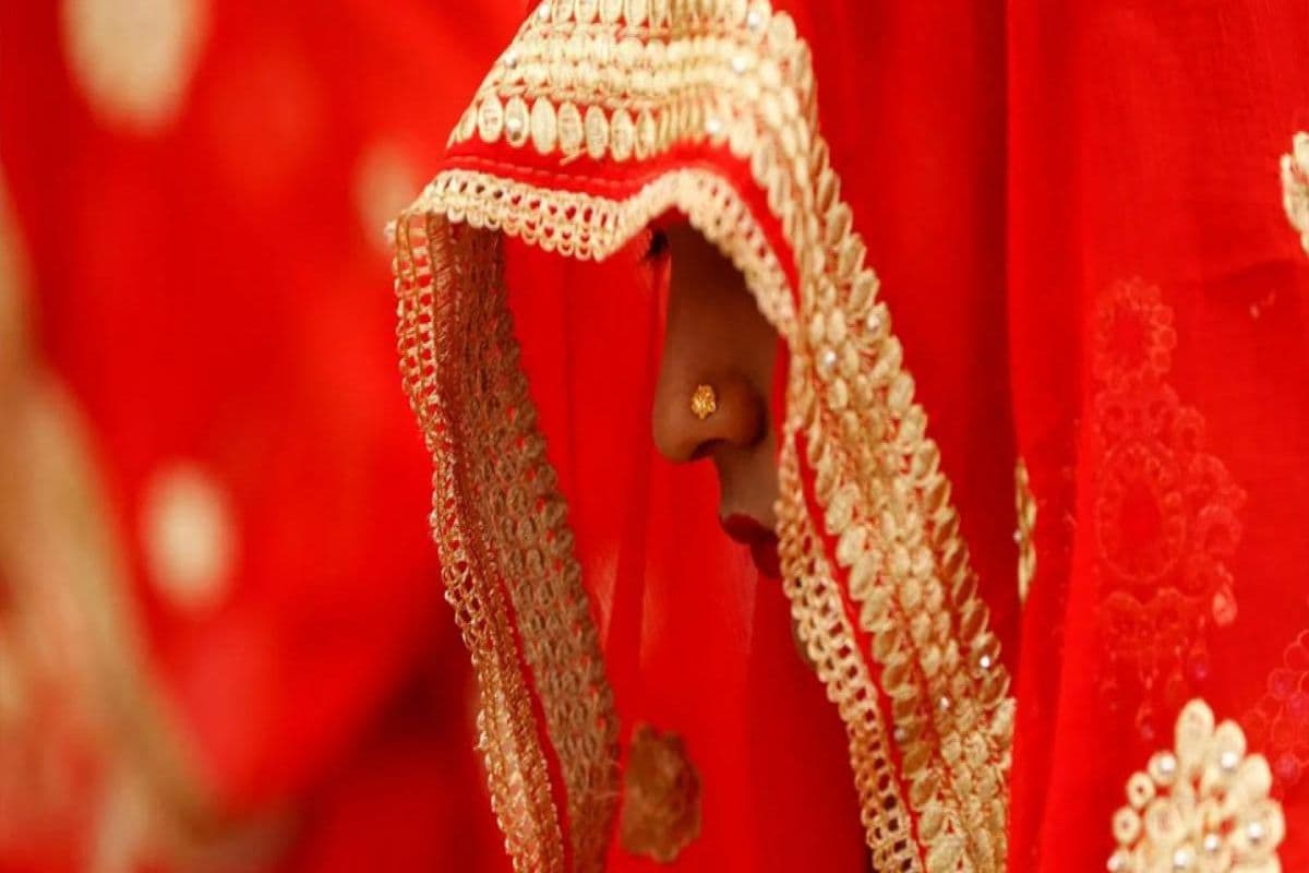 तीन बच्चे की मां को प्रेमी ने 3 लाख में बेचा, मसीहा बन रेड लाइट एरिया पहुंचा कस्टमर ने परिवार से मिलाया