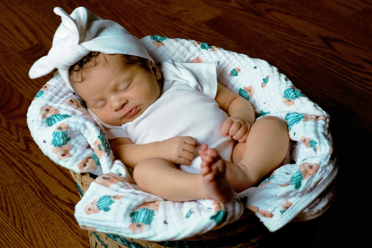 Baby Names: सभी के दिलों में अपनी जगह बना लेंगे आपकी बेटी के ये खूबसूरत और प्यारे नाम, देखें लिस्ट और जानें अर्थ
