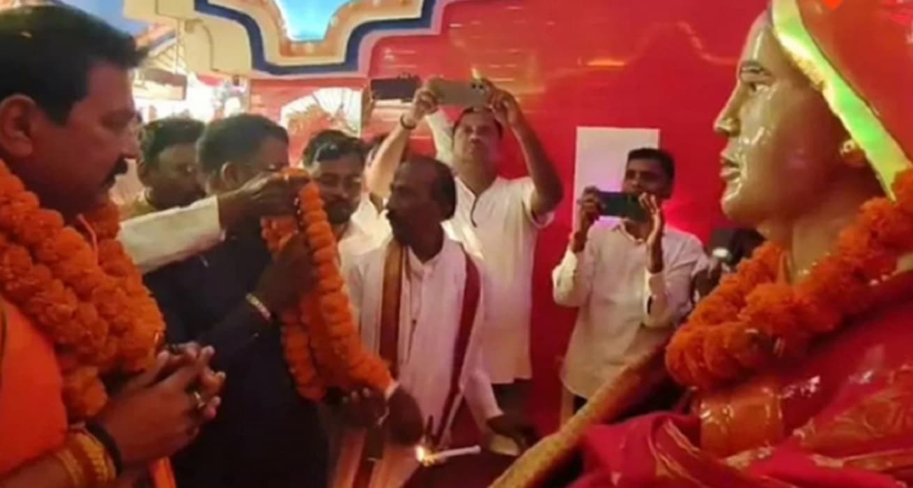 पति ने रिटायरमेंट पर मिले 60 लाख खर्च कर बनवाया मंदिर, पत्नी की लगाई मूर्ति