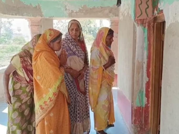 बिहार में मंदिर से 100 साल पुरानी शिवलिंग उठा ले गये चोर, दूसरी मूर्तियां मिली क्षतिग्रस्त