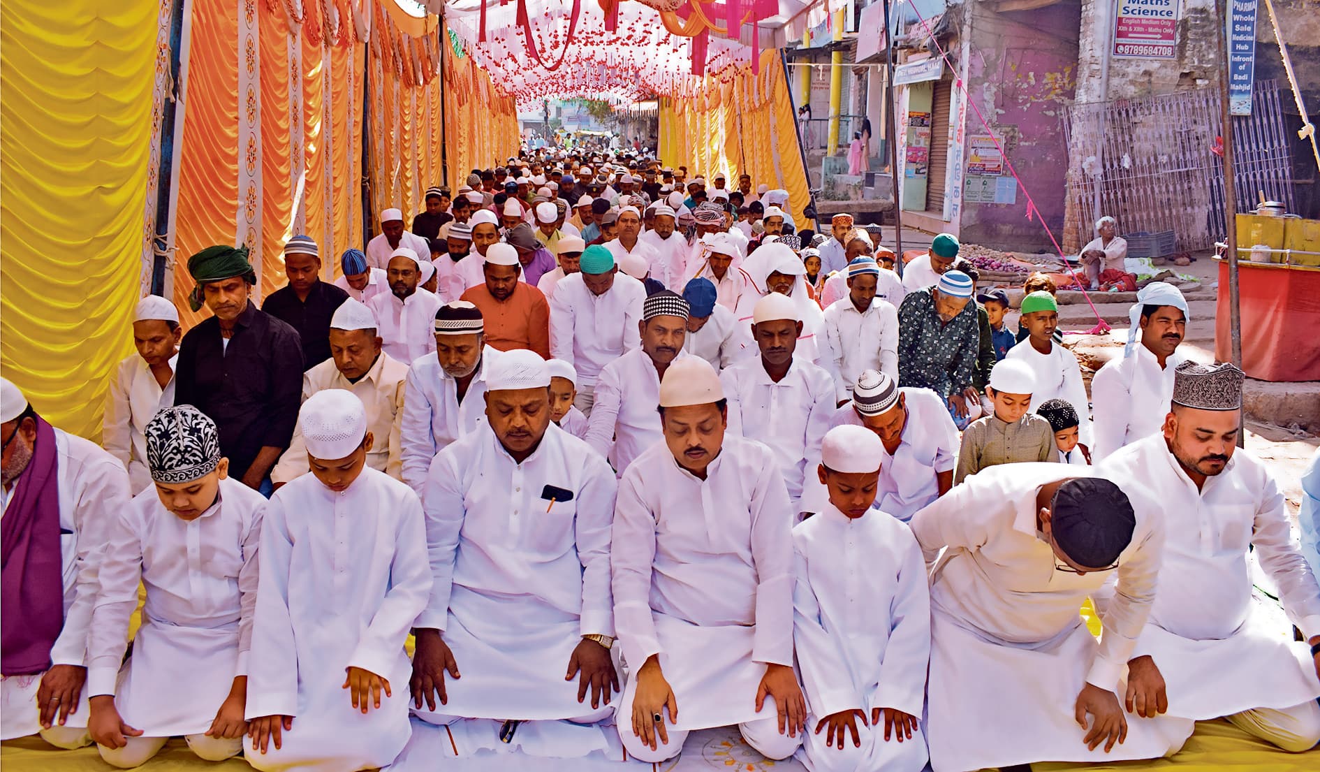 Buxar News: अमन-चैन की दुआ मांग अकीदतमंदों ने मनायी ईद