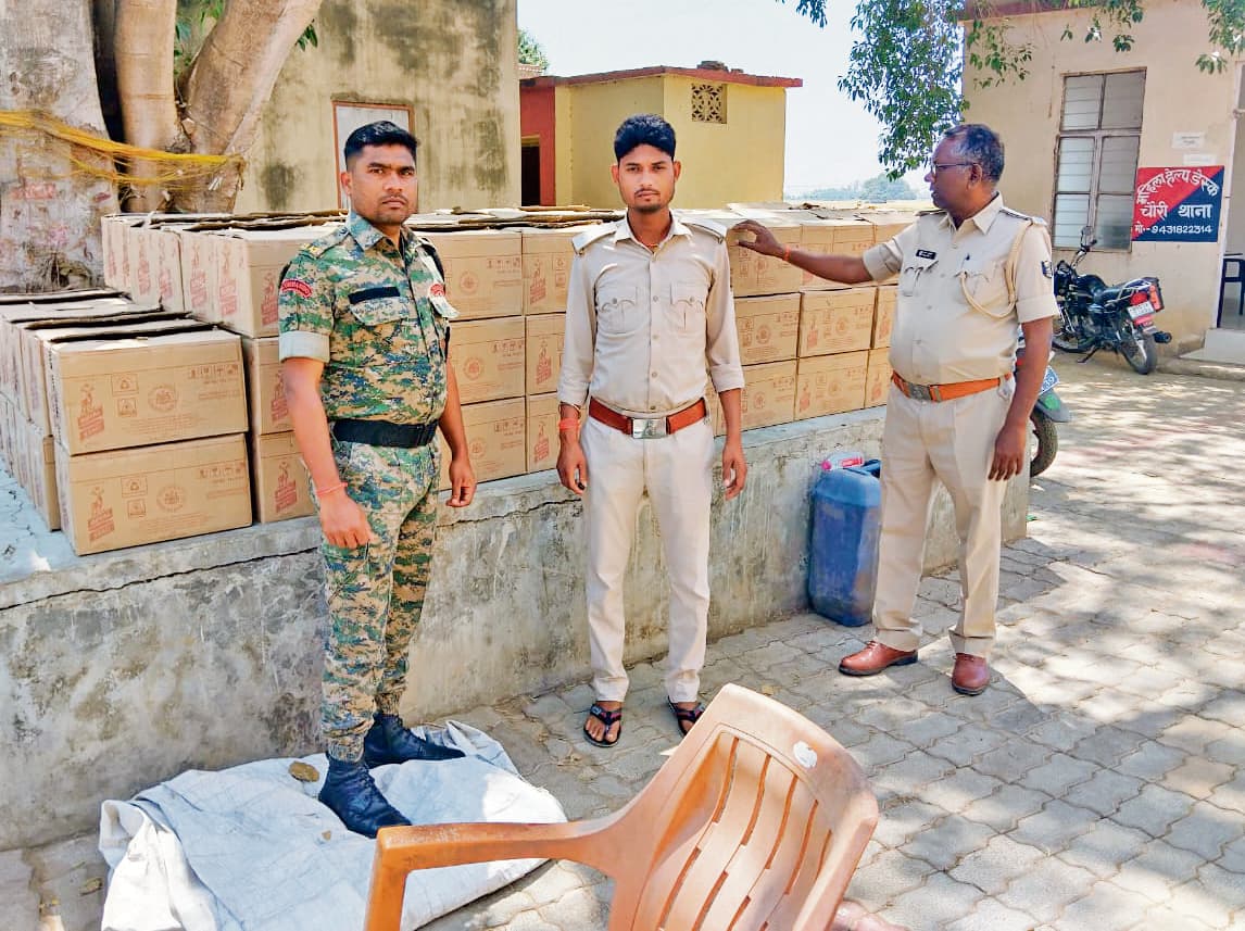 पिकअप पर लदी विदेशी शराब को पुलिस ने किया जब्त