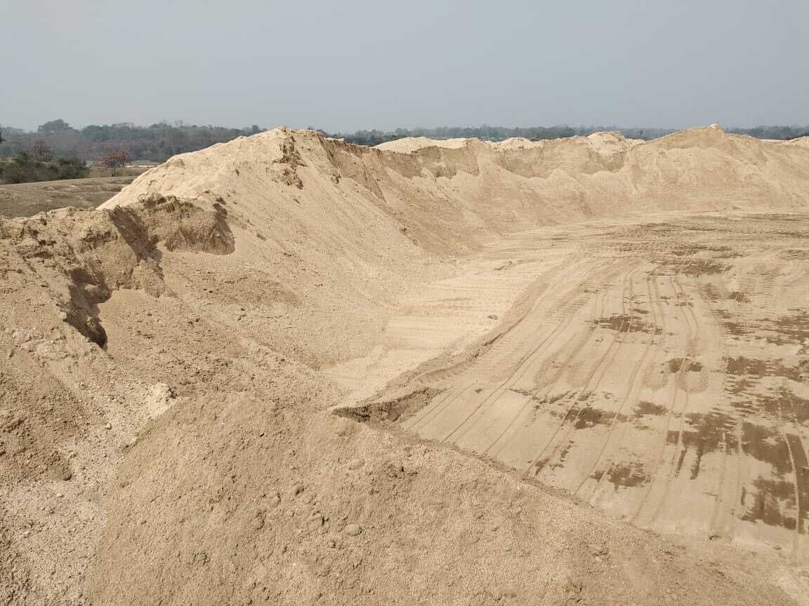 अवैध बालू उठाव से हर मास लाखों के राजस्व की हो रही क्षति