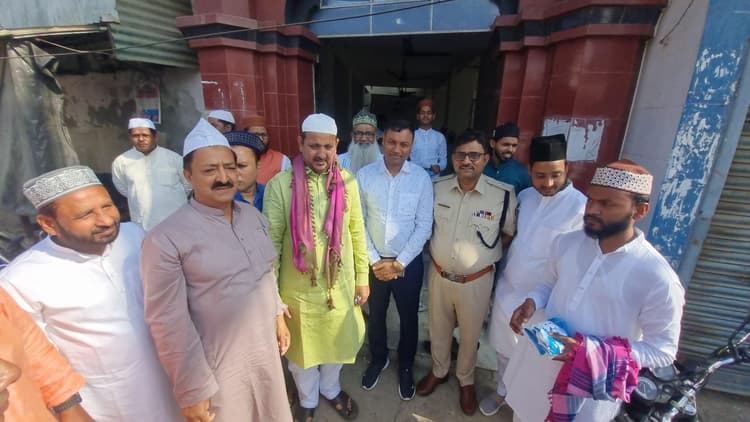 Ramzan news from Samastipur:एक दूसरे को गले लगाकर दी ईद की मुबारकबाद