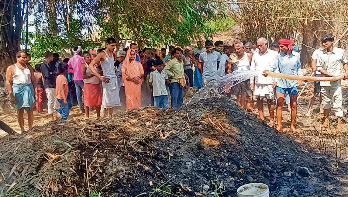 आग लगने से दो फूस का घर जलकर राख