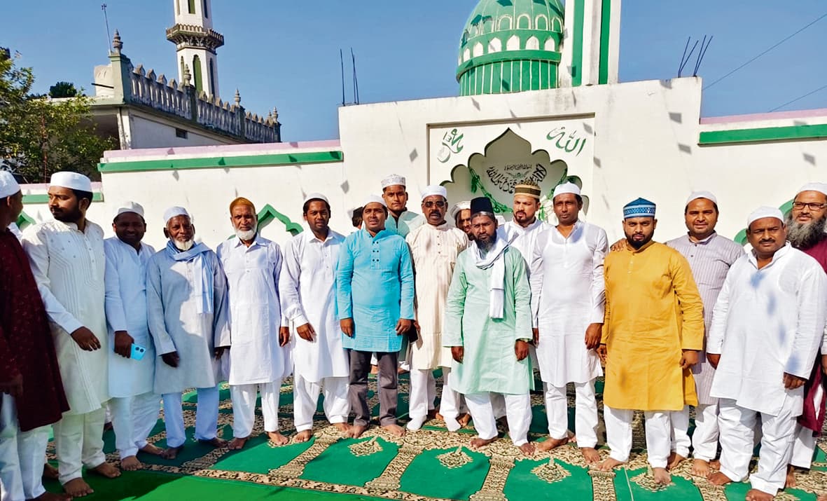 Gopalganj News : अमन-चैन की दुआ मांग अकीदतमंदों ने मनायी ईद, जश्न में डूबे रहे शहर से लेकर गांव तक