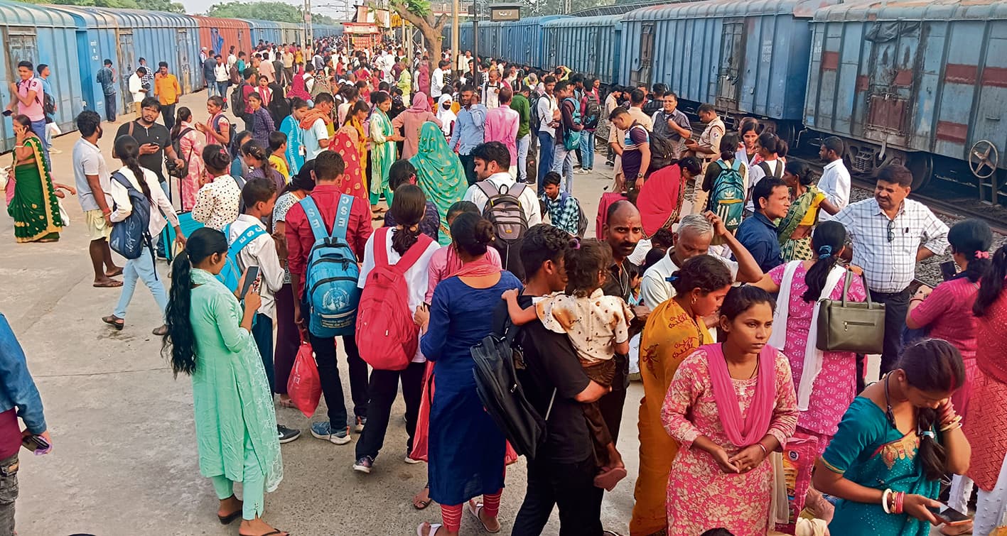 रेलवे स्टेशन पर सुविधाओं के लिए तरस रहे यात्री