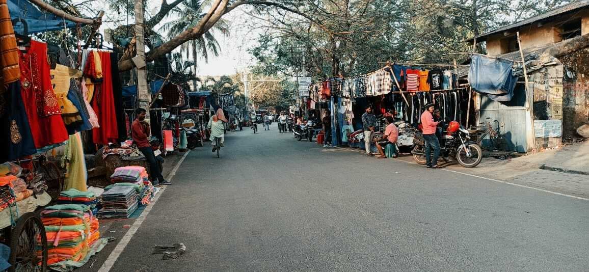 अवैध पार्किंग व अतिक्रमण से मेन रोड में हादसे का डर