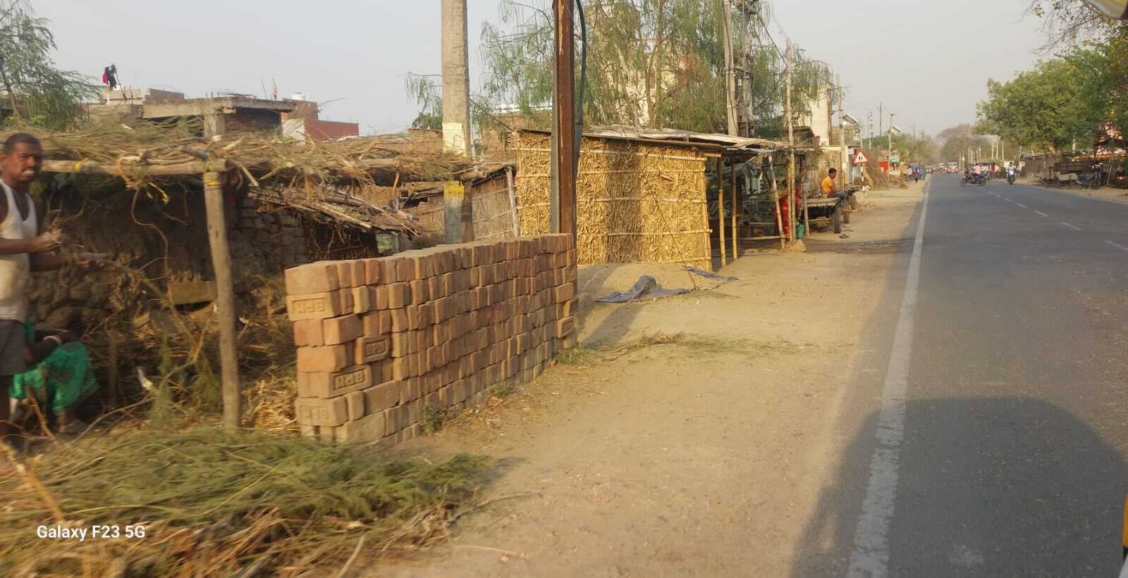 एनएच 80 के अतिक्रमण से हादसे की बढ़ी आशंका