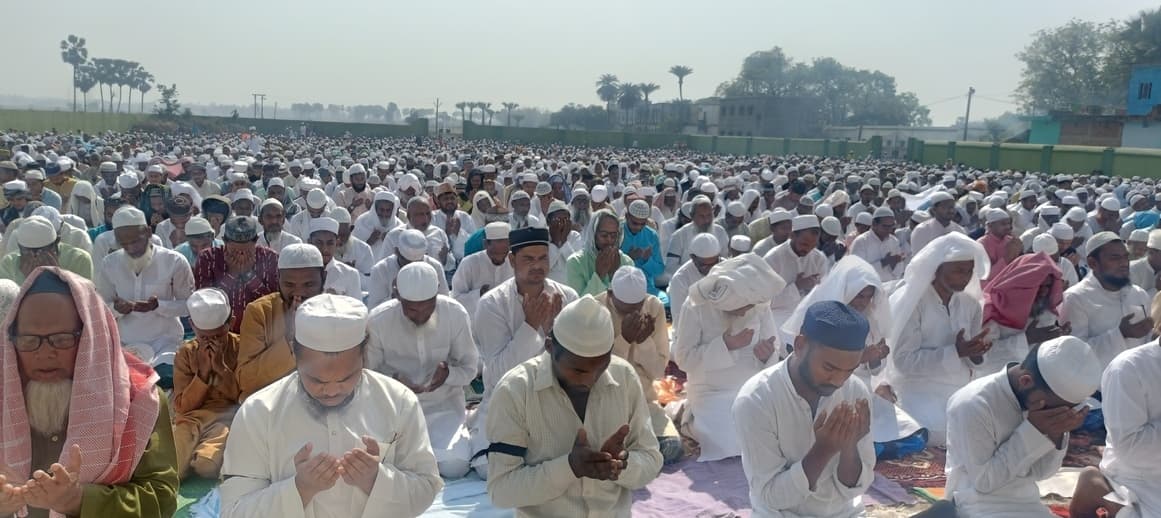 काली पट्टी बांध पढ़ी ईद की नमाज, एक-दूसरे को दी मुबारकबाद