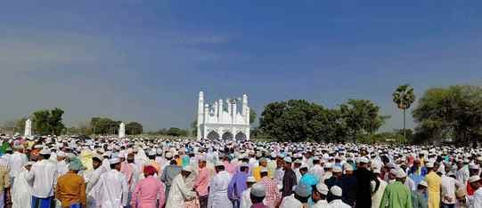 ईद की नमाज अदा कर दिया आपसी भाईचारे का संदेश