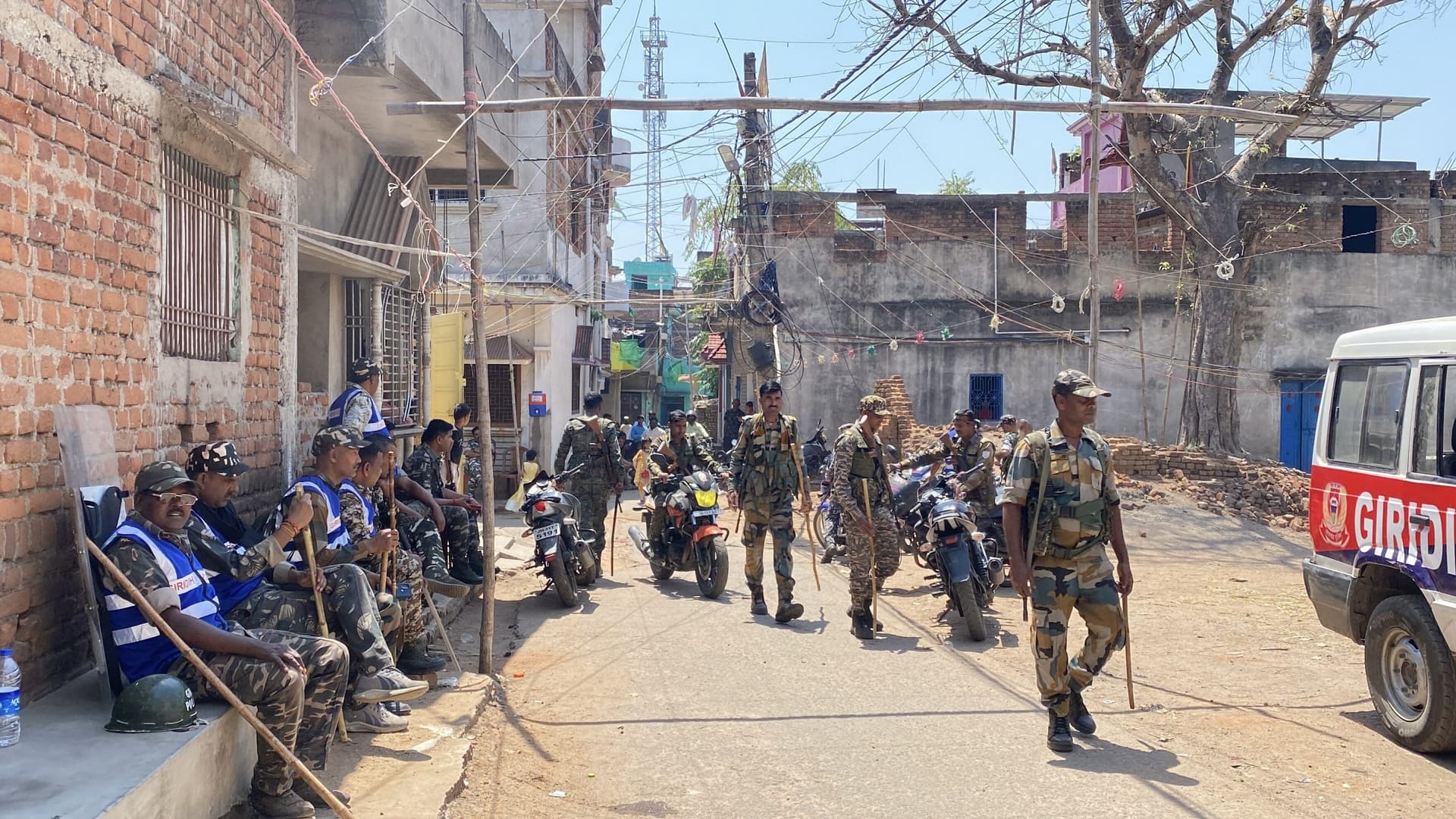 Giridih News :दो पक्षों का विवाद के बाद हुआ पथराव, पुलिस कर रही कैंप