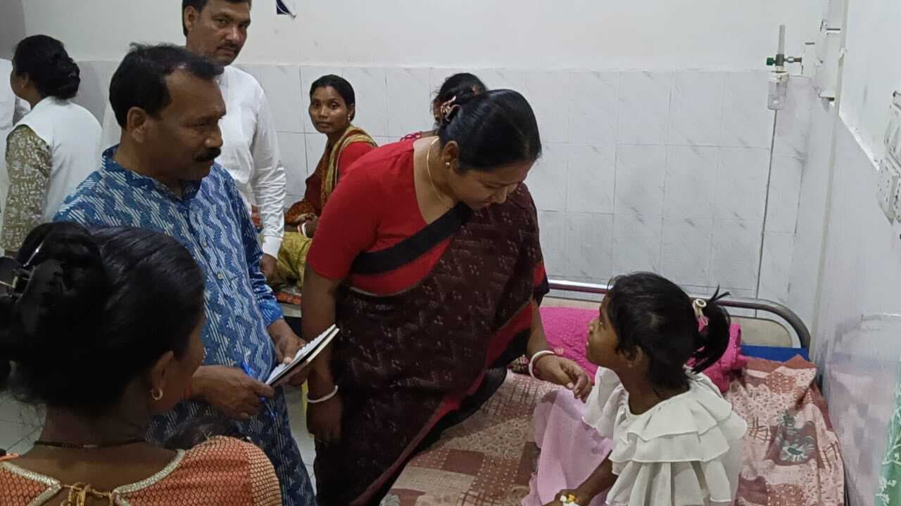 Chaibasa News : जगन्नाथपुर व नोवामुंडी में इलाजरत बच्चों का जाना हाल, स्कूलों की बदहाली पर जतायी चिंता