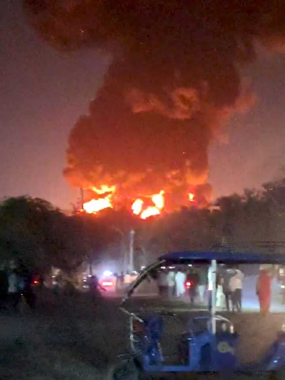 बाढ़ में केमिकल फैक्ट्री में धमाके के साथ लगी आग, एक करोड़ का नुकसान