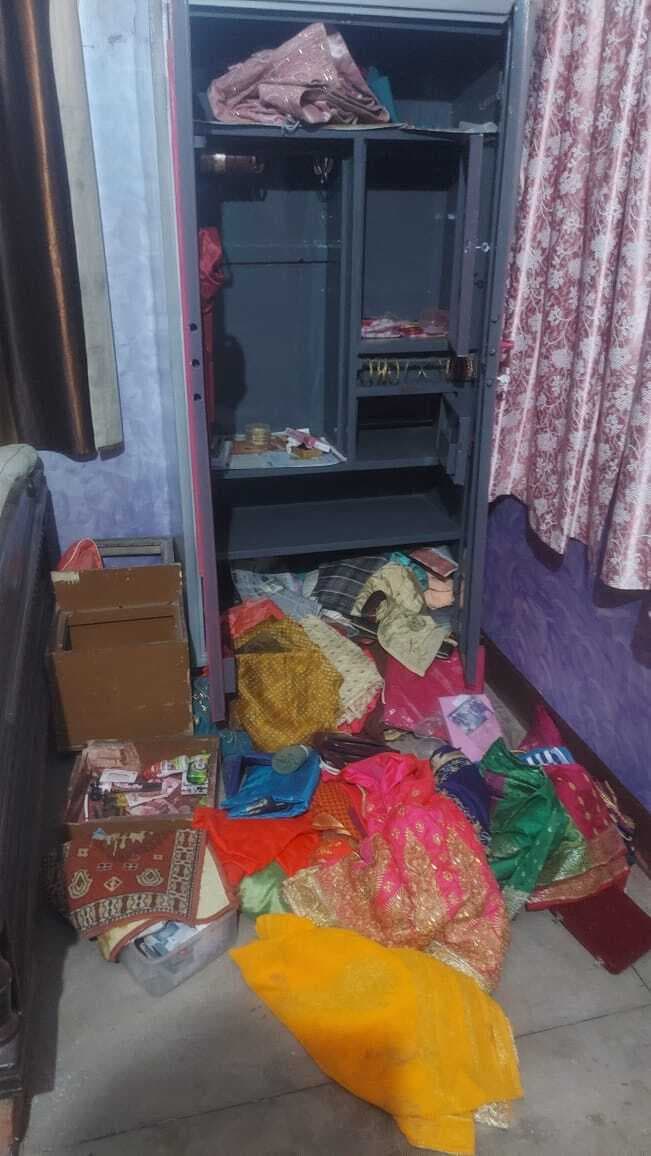 सिमुलतला आवासीय विद्यालय के शिक्षक के बंद घर से लाखों की चोरी