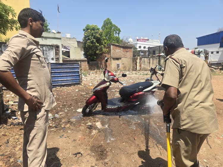 एलआइसी ऑफिस की पार्किंग के पास खड़ी इलेक्ट्रिक स्कूटी में लगी आग