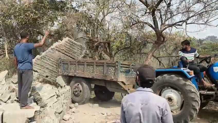 Dhanbad News: एक भूखंड पर तीन पक्ष का दावा, ग्रामीणों ने चहारदीवारी व कमरा तोड़ा, शिकायत