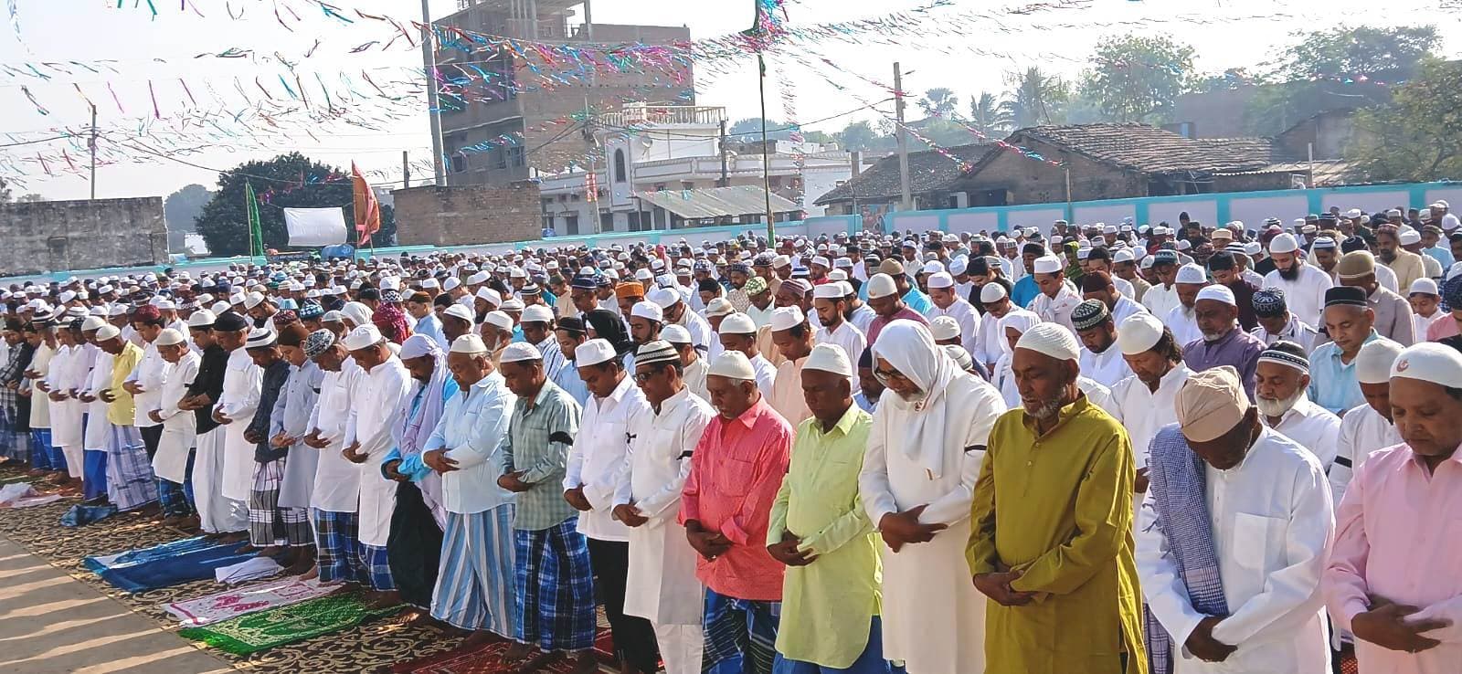 Bhagalpur news मस्जिद में नमाज अदा, हर्षोल्लास से मनायी गयी ईद