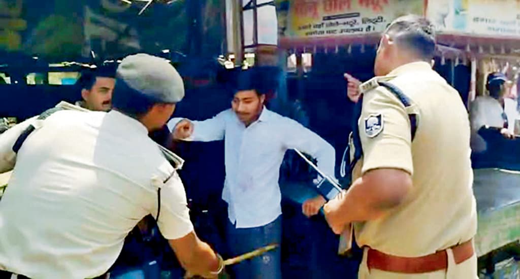 Bhagalpur news होमगार्ड अभ्यर्थियों ने बुलडोजर व ट्रक की छतों पर चढ़ किया प्रदर्शन, सड़क जाम